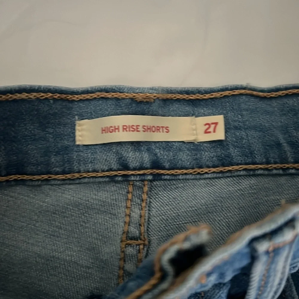 Levi’s High Rise Shorts - Picture 2 of 3